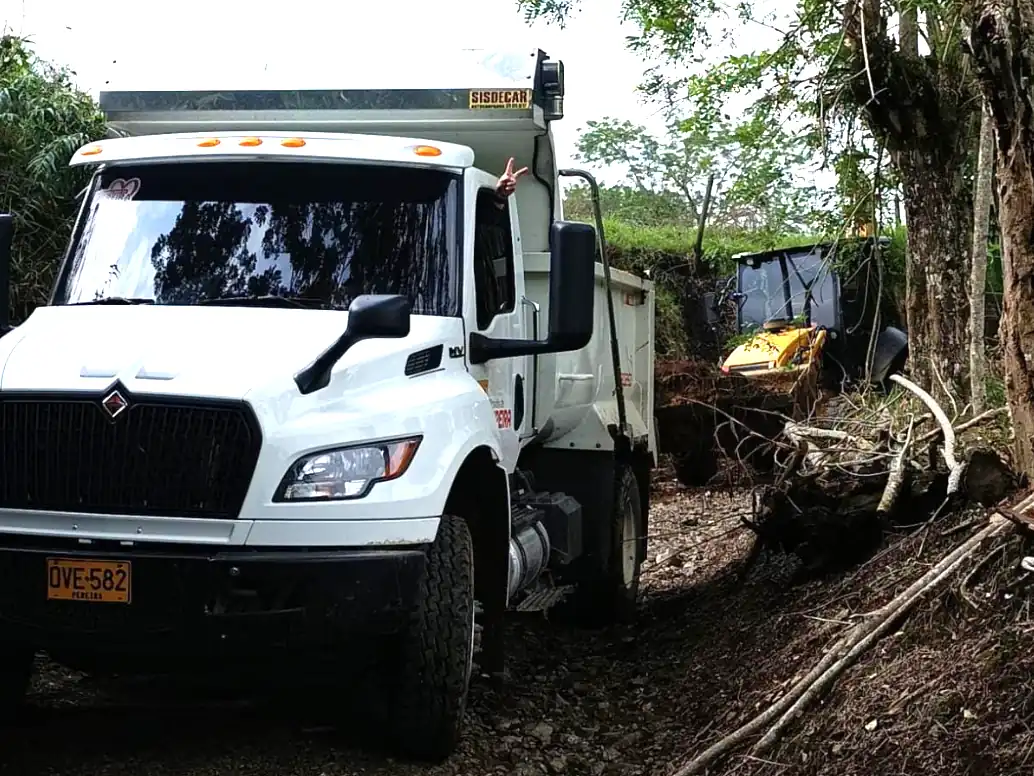 ALCALDÍA DE PEREIRA GARANTIZA MOVILIDAD EN EL DISTRITO SUR TRAS EMERGENCIAS RURALES