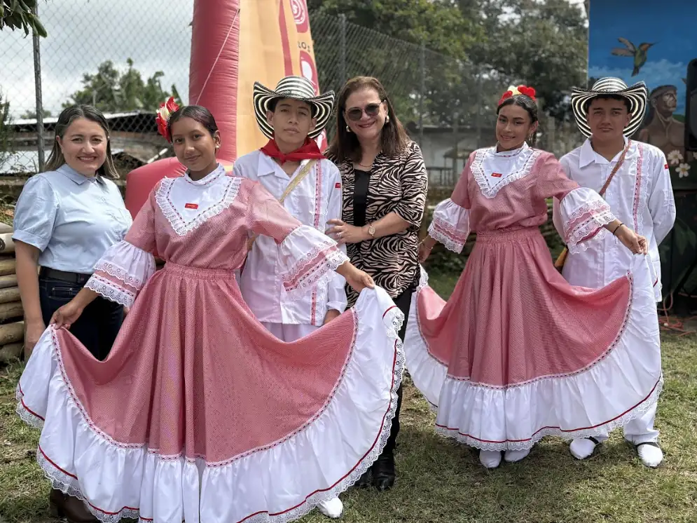 Fortalecimiento cultural para estudiantes: IE Miracampos recibió dotación por $1.200 millones