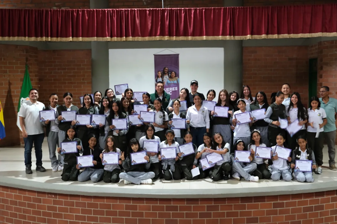 65 niñas y jóvenes de Guática se certifican en habilidades digitales con programa Mujeres TIC de la Gobernación de Risaralda