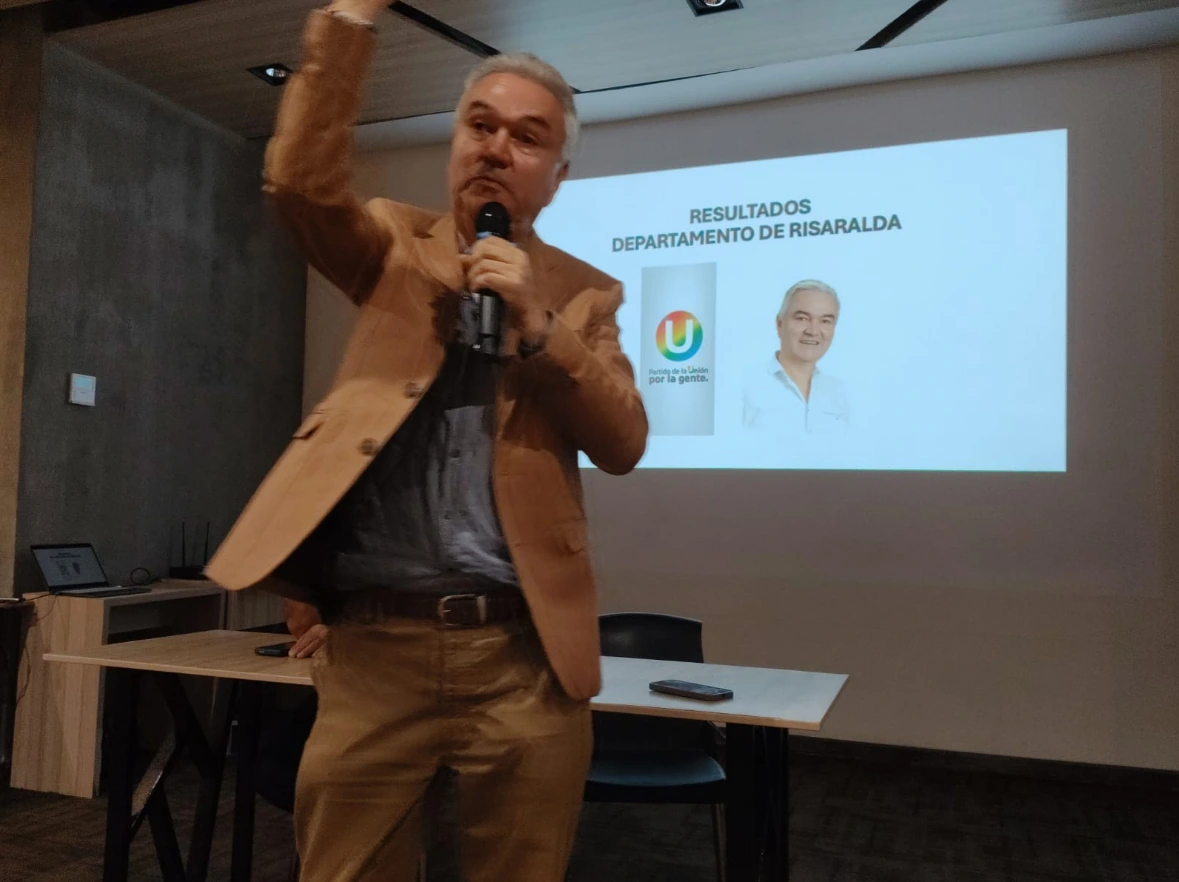 Todo listo. Juan Carlos Valencia Montoya, recibe total apoyo de su equipo de trabajo.