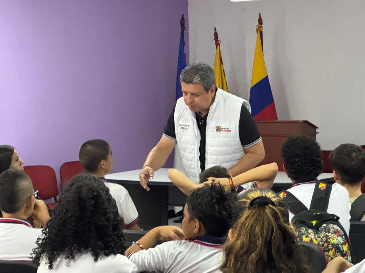 Alcalde de Pereira, Mauricio Salazar, con el acompañamiento de la Policía, fortalece la estrategia Entornos Escolares Seguros en la IE Carlota Sánchez