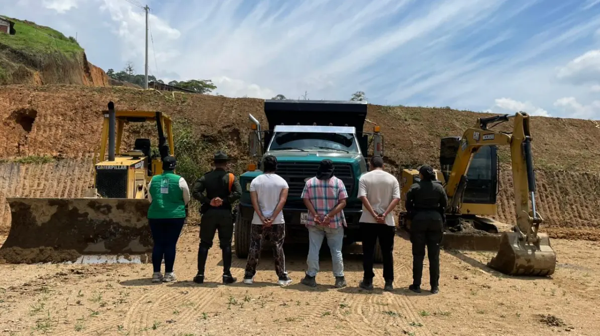 Tres capturados y maquinaria inmovilizada deja operativo ambiental en Dosquebradas