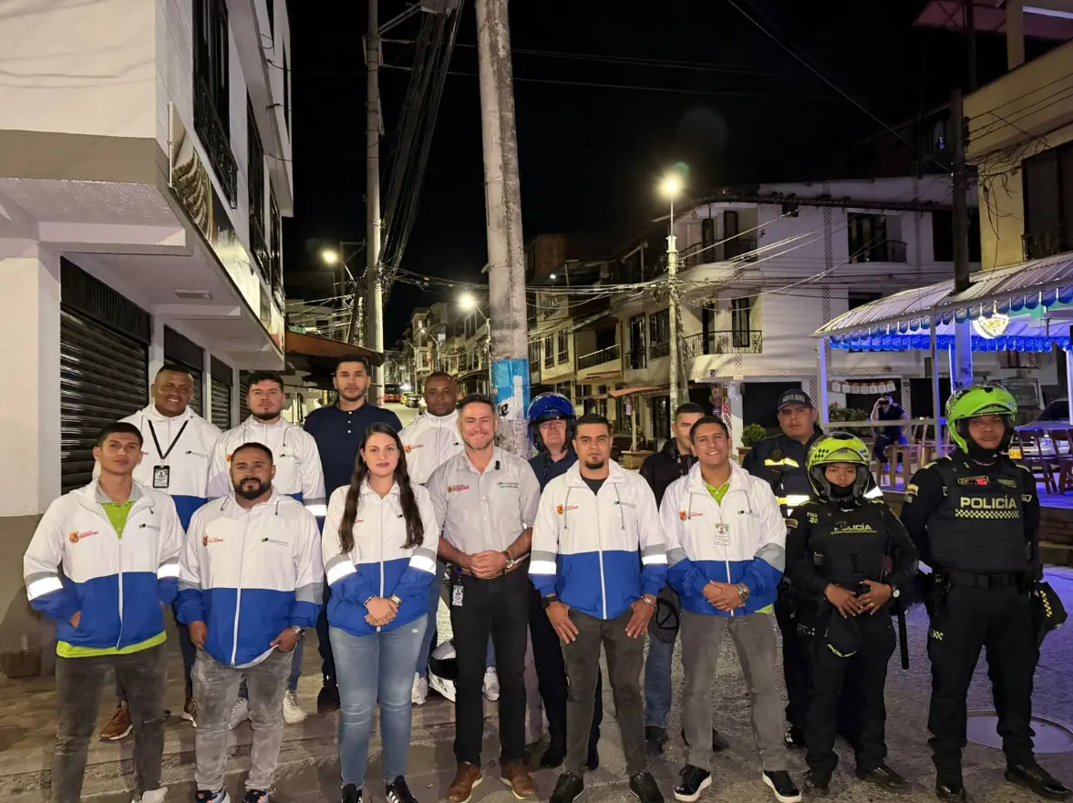 Vehículo mal parqueado frenó recolección nocturna de basuras en Samaria y terminó en los patios
