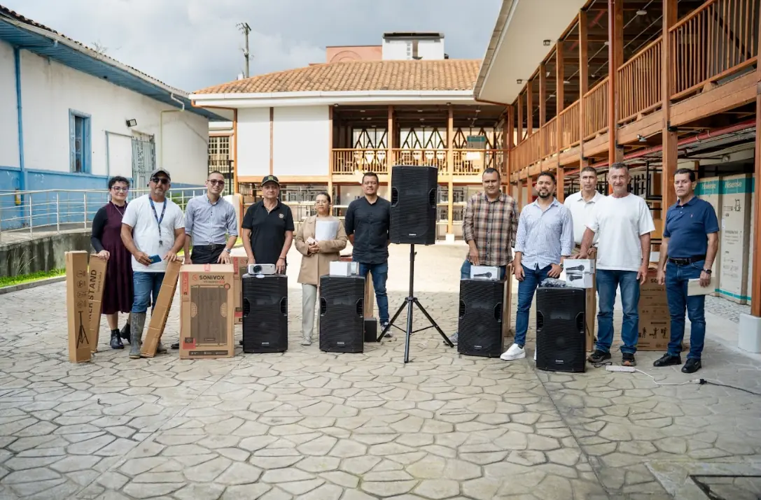 Comunidad de Santa Rosa de Cabal recibe dotación tecnológica por $600 millones a través del Presupuesto Participativo