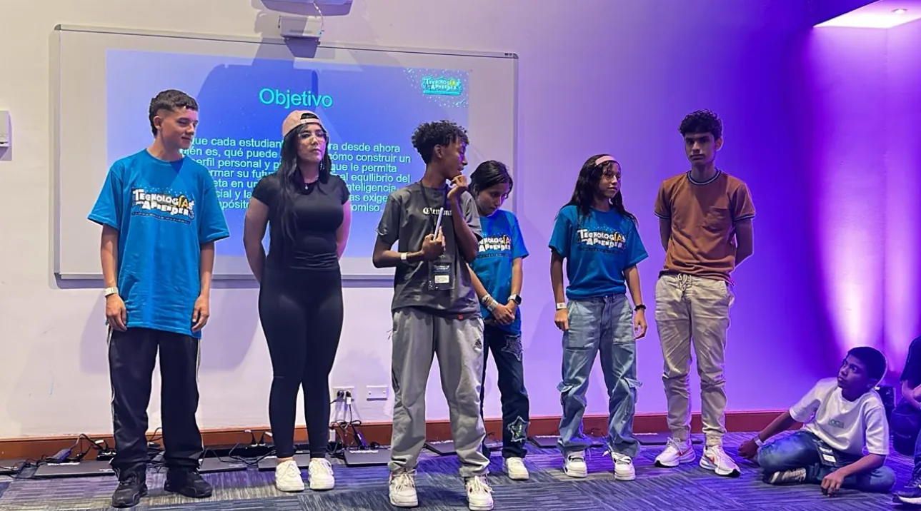 Proyecto de robótica de IE Dokabú llegó a un campamento nacional en el Tolima