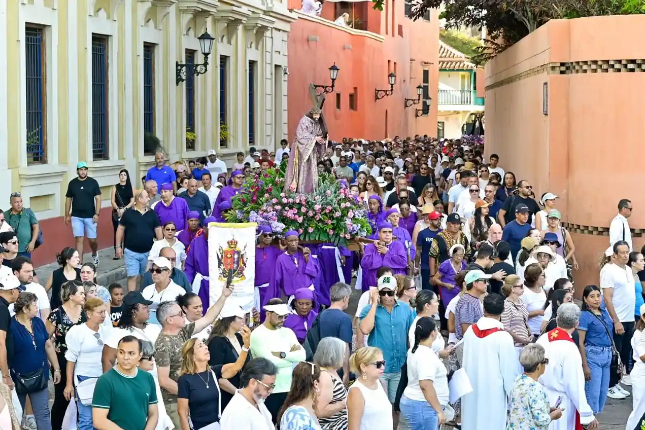 Cartagena de Indias reafirma su fe: cientos de fieles y turistas se unen al solemne Viacrucis en el Centro Histórico