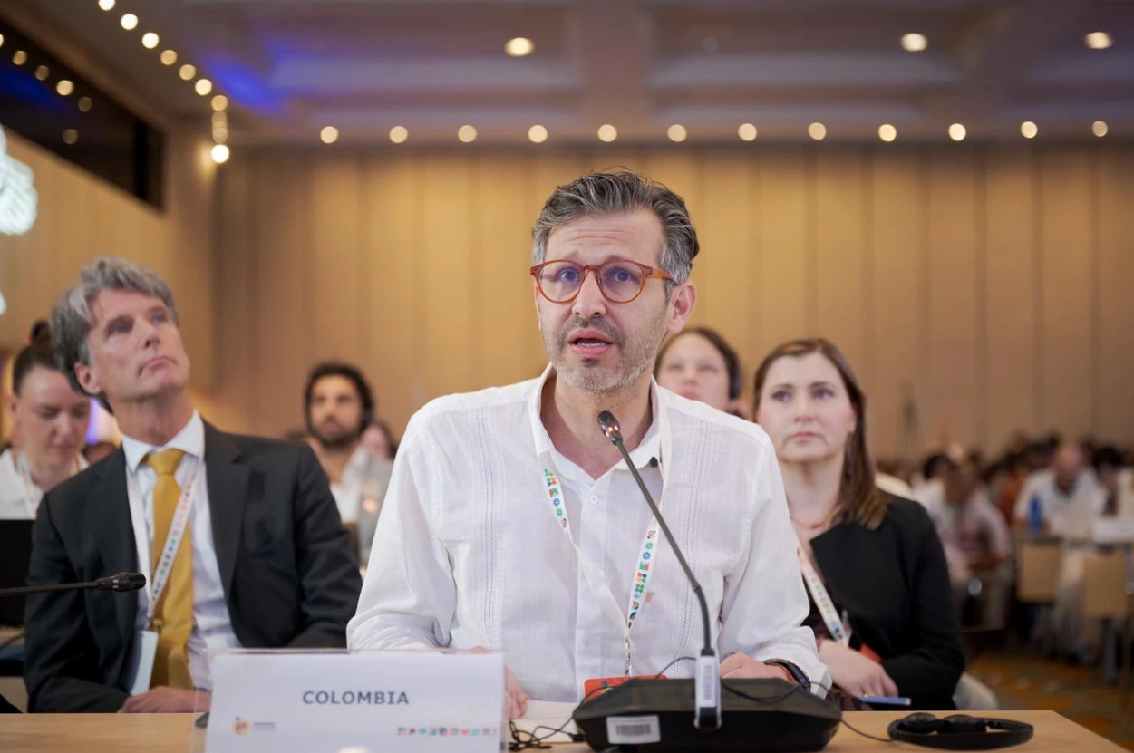 Más de 60 delegaciones internacionales debaten en Santa Marta cómo superar la dependencia de los combustibles fósiles