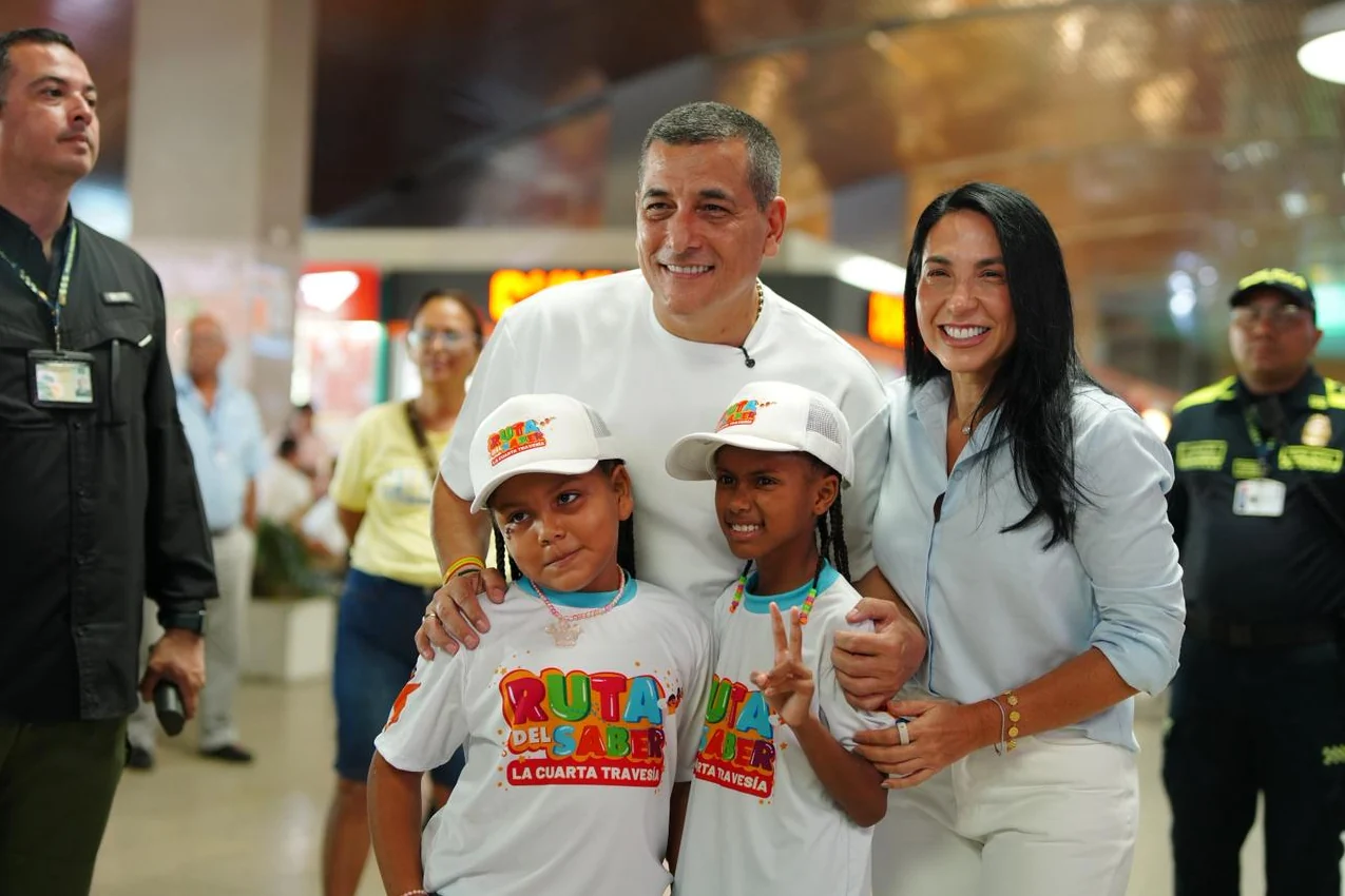 Alcalde Dumek Turbay y gestora Liliana Majana despiden a 20 niños y niñas de Cartagena que conocerán San Andrés Islas con la Ruta del Saber