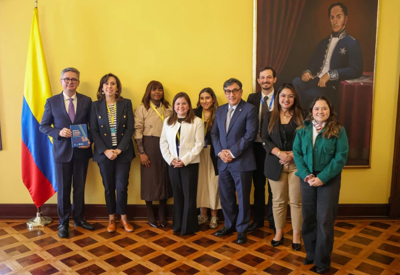 El Ministerio de Relaciones Exteriores comparte un «Café con la Academia» en un diálogo sobre política migratoria