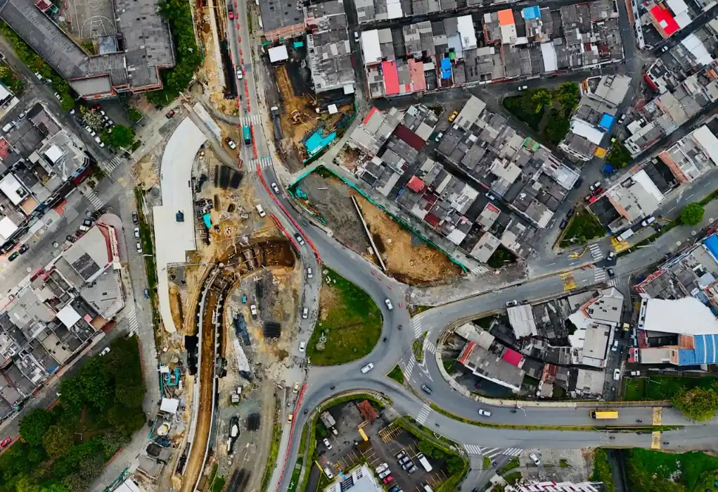 Desde este lunes 13 de abril entran en operación cambios viales por el avance de las obras en la Intersección Corales