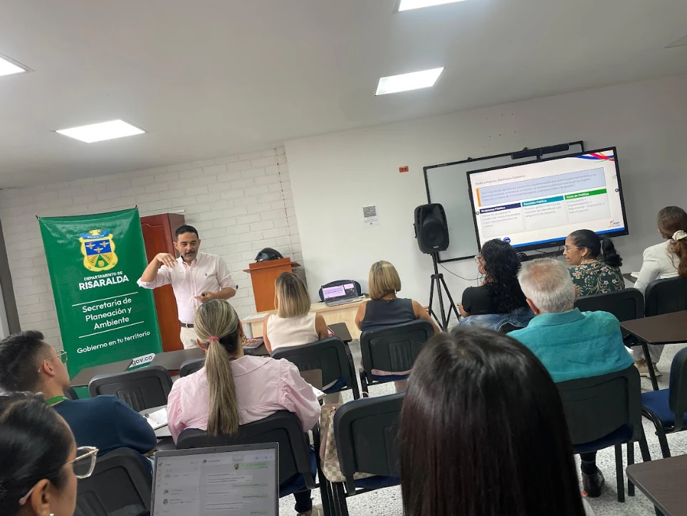 Inicia con éxito el seminario de políticas públicas y amplía cupos por alta demanda