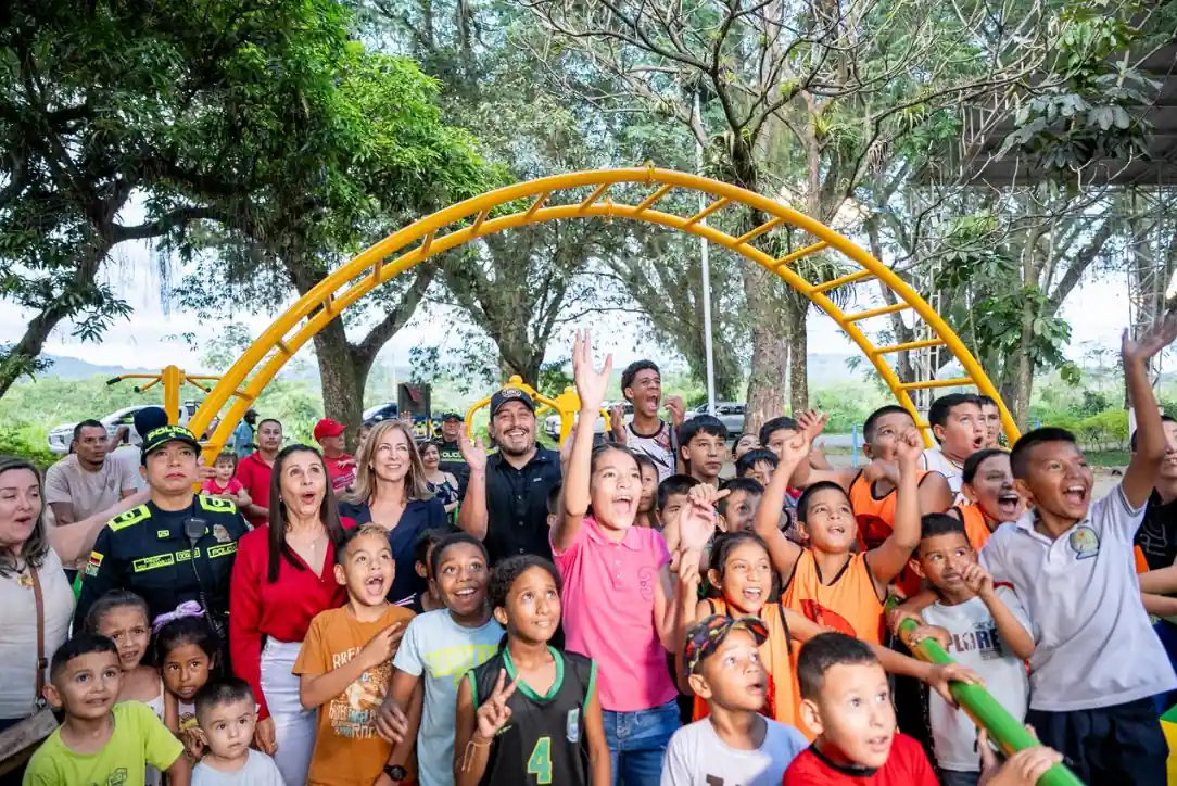 Entre risas de niños y comunidad: gobernador Juan Diego entrega parque infantil y renueva Pío XII en La Virginia