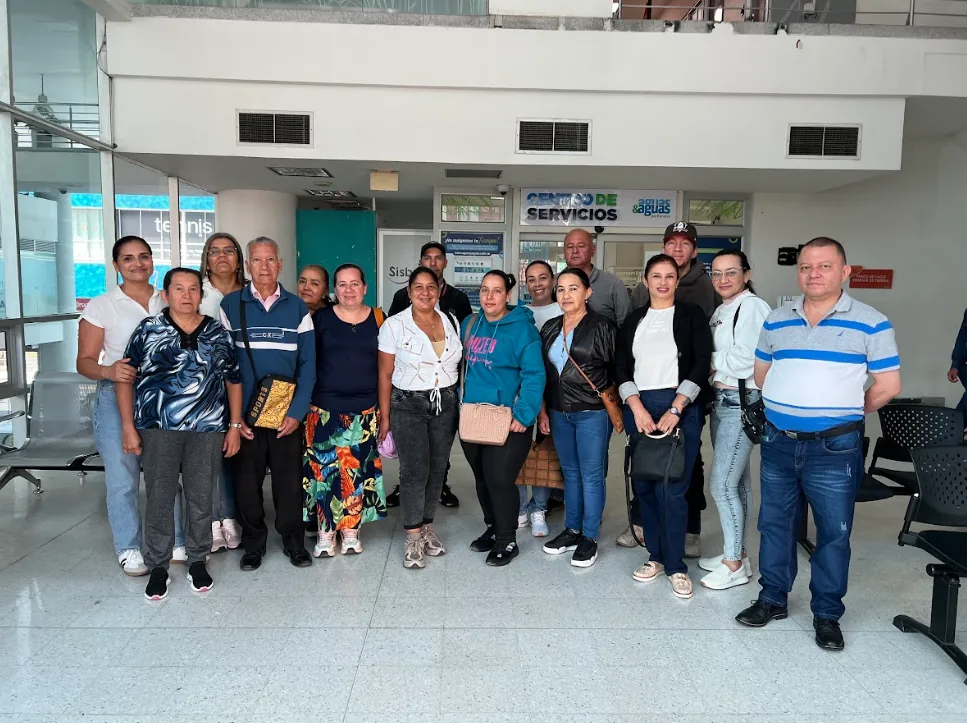 Gobernador Juan Diego Patiño, a través de la EDUR, cumple el sueño de la escritura propia para cientos de familias risaraldenses