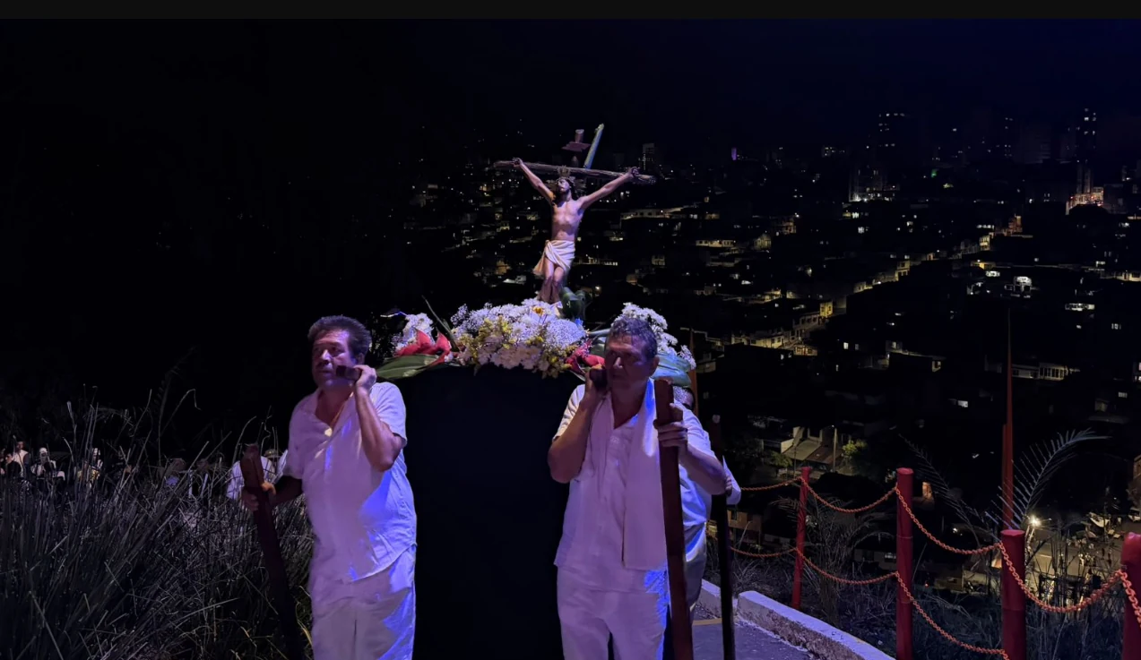 Un millar de peregrinos hicieron latir el Viacrucis este Viernes Santo