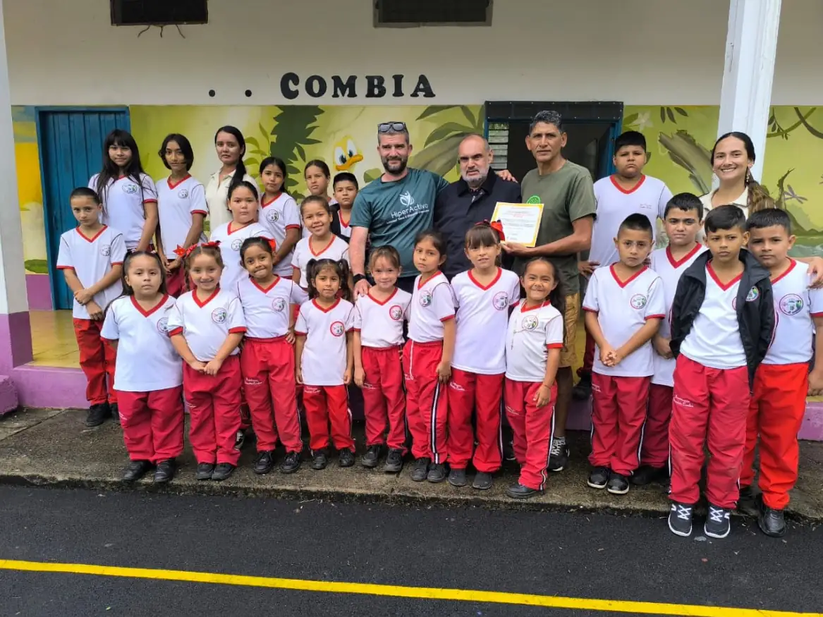 Voluntarios provenientes de Grecia transforman la sede educativa La Honda con embellecimiento y sostenibilidad