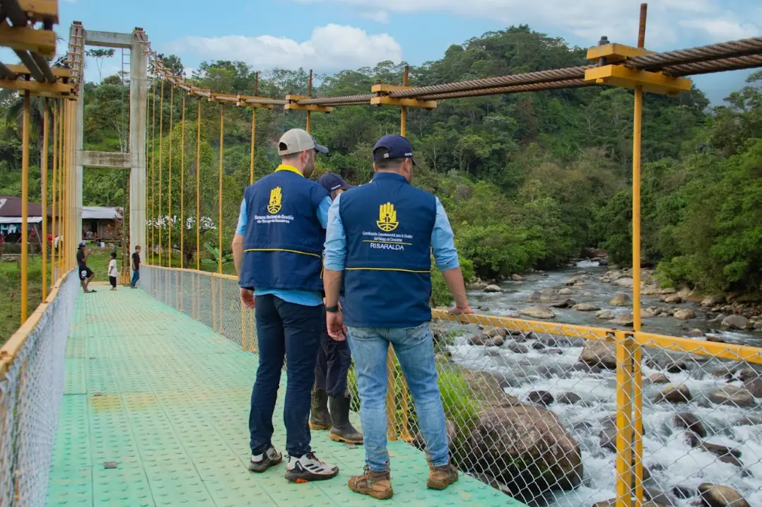 Alcalde de Pueblo Rico recibe puentes peatonales que benefician a más de 3.800 indígenas