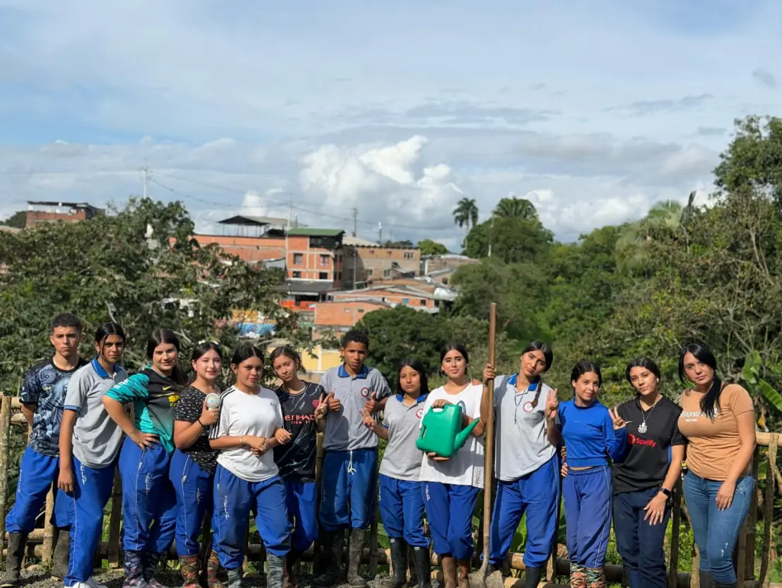 Estudiantes de La Palmilla transformaron su entorno con siembra de árboles