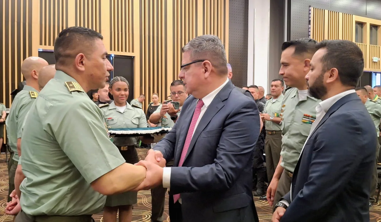 Alcaldía exalta a la Policía Metropolitana en sus 16 años de existencia con la Medalla General Valentín Deaza