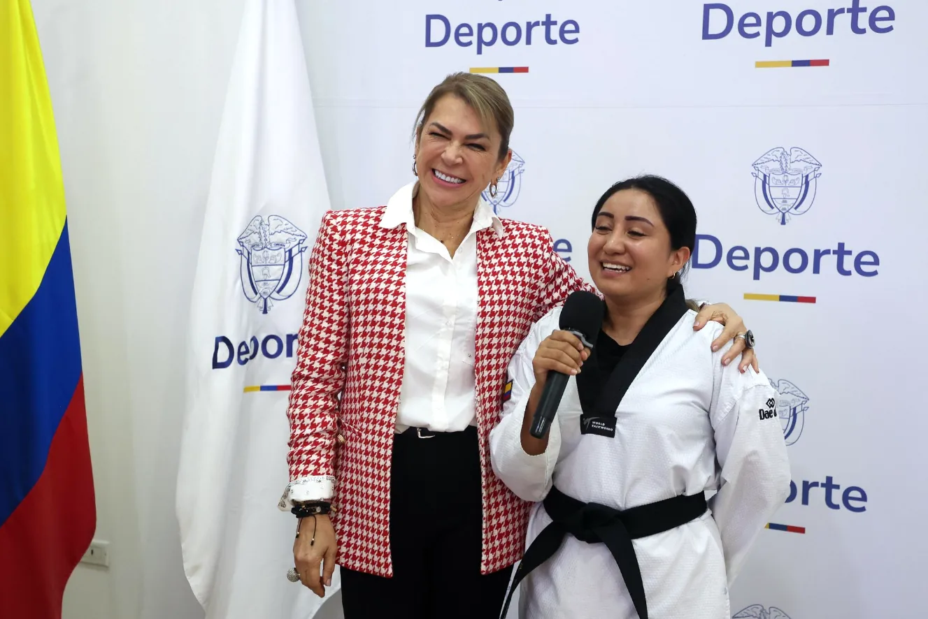 Ministra del Deporte recibió diploma y cinturón negro honorífico de taekwondo