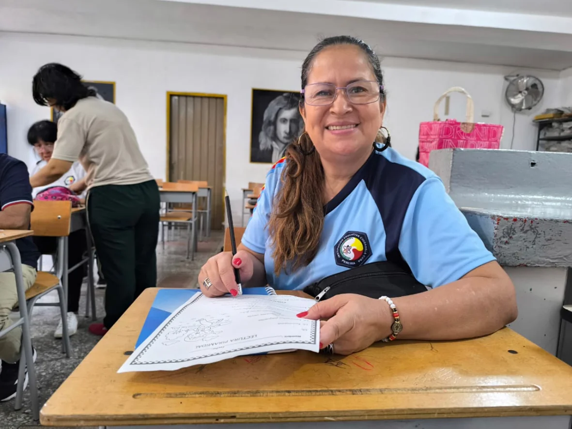 A los 56 años, doña Flor aprendió a escribir gracias a la Alcaldía de Pereira