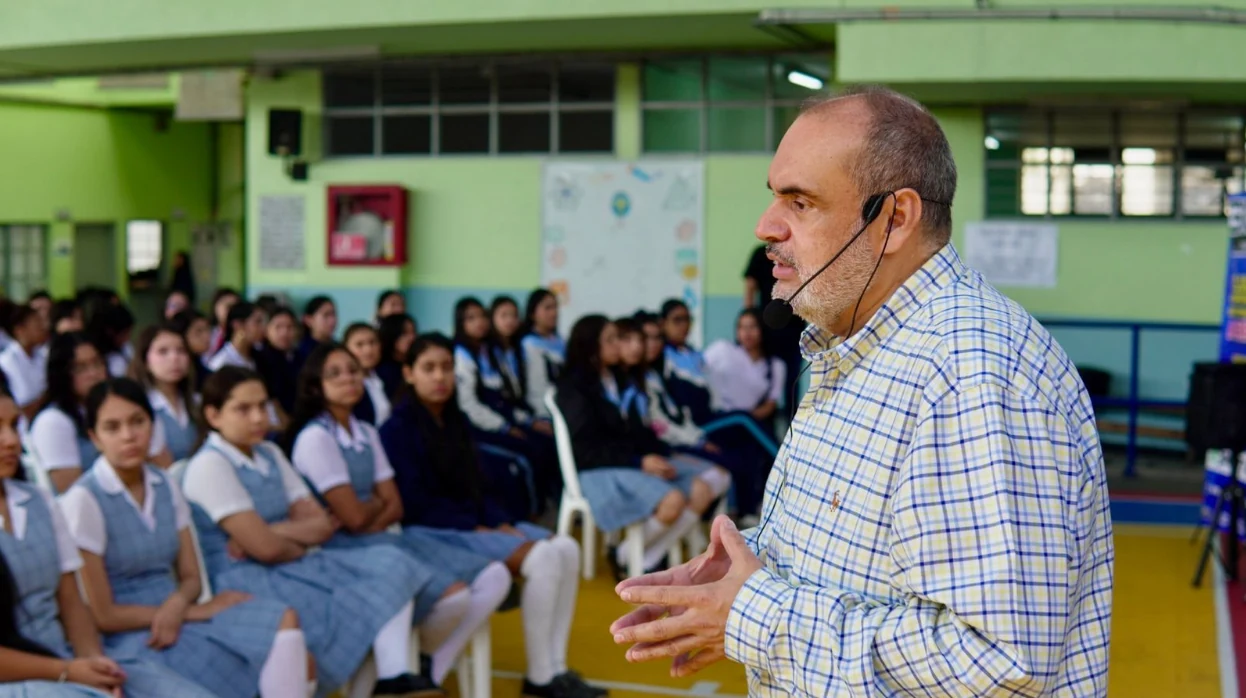 LAS CHARLAS CON EL SECRE SIGUEN INSPIRANDO A LOS ESTUDIANTES PEREIRANOS