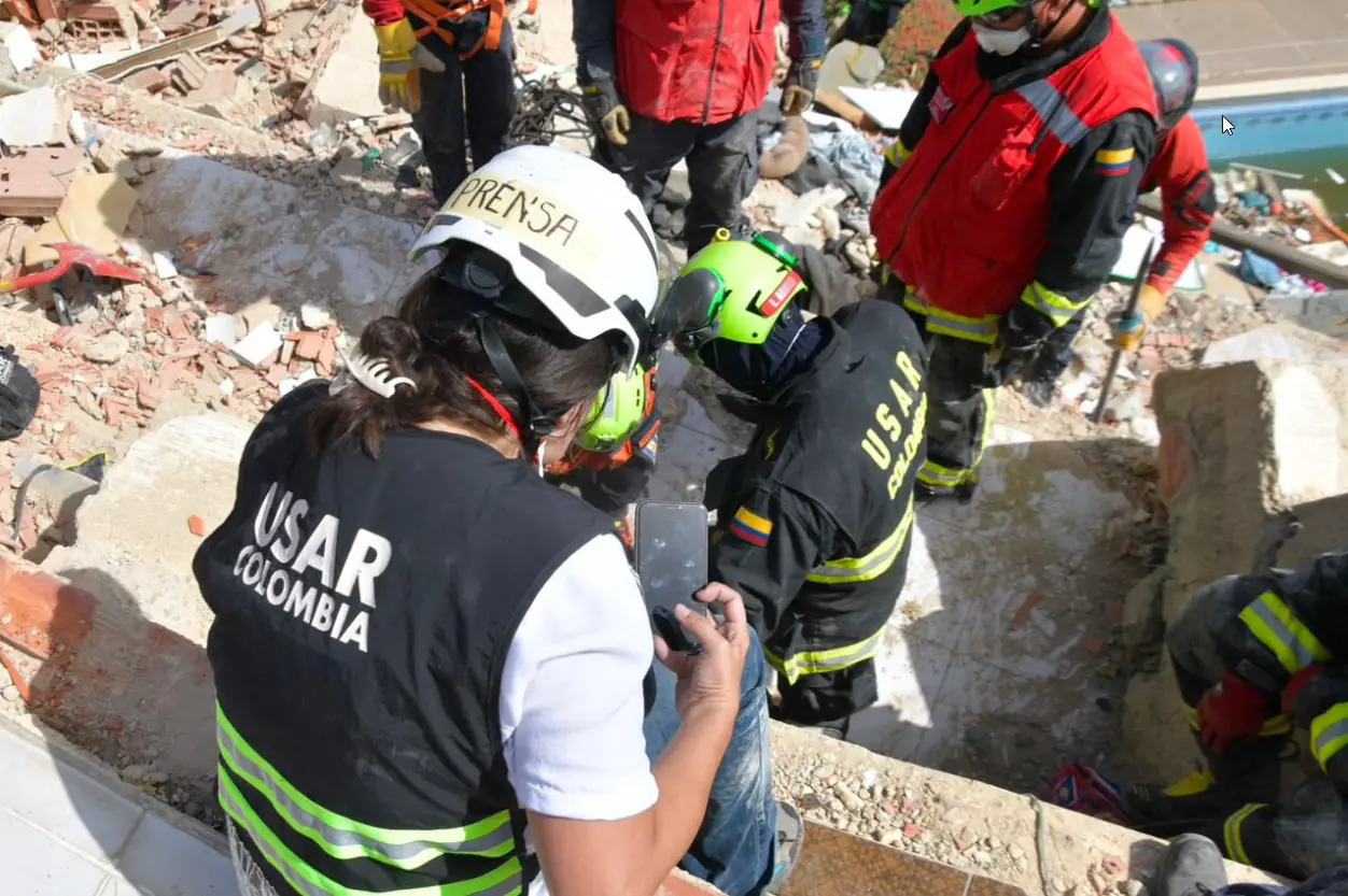 Equipo élite de Colombia avanza en el rescate de un menor en edificio colapsado en La Guaira