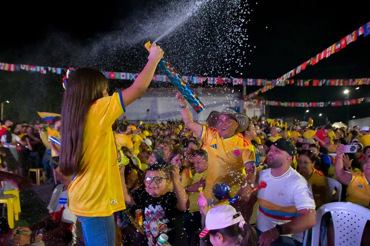 Más de 6.500 personas celebraron en la ‘Sede de la Sele’ la clasificación de Colombia como líder del grupo K