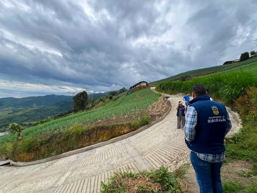 Gobernación de Risaralda y EDUR entregan 110 metros de placa huella en La Florida con inversión de $205 millones del Presupuesto Participativo