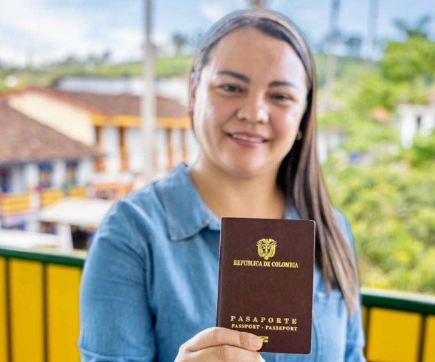 En jornada descentralizada, 55 residentes de Marsella formalizaron sus pasaportes