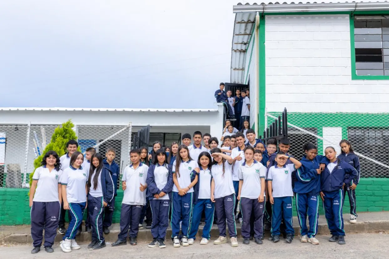 Más de 350 estudiantes rurales de Belén de Umbría estrenan espacios renovados para aprender