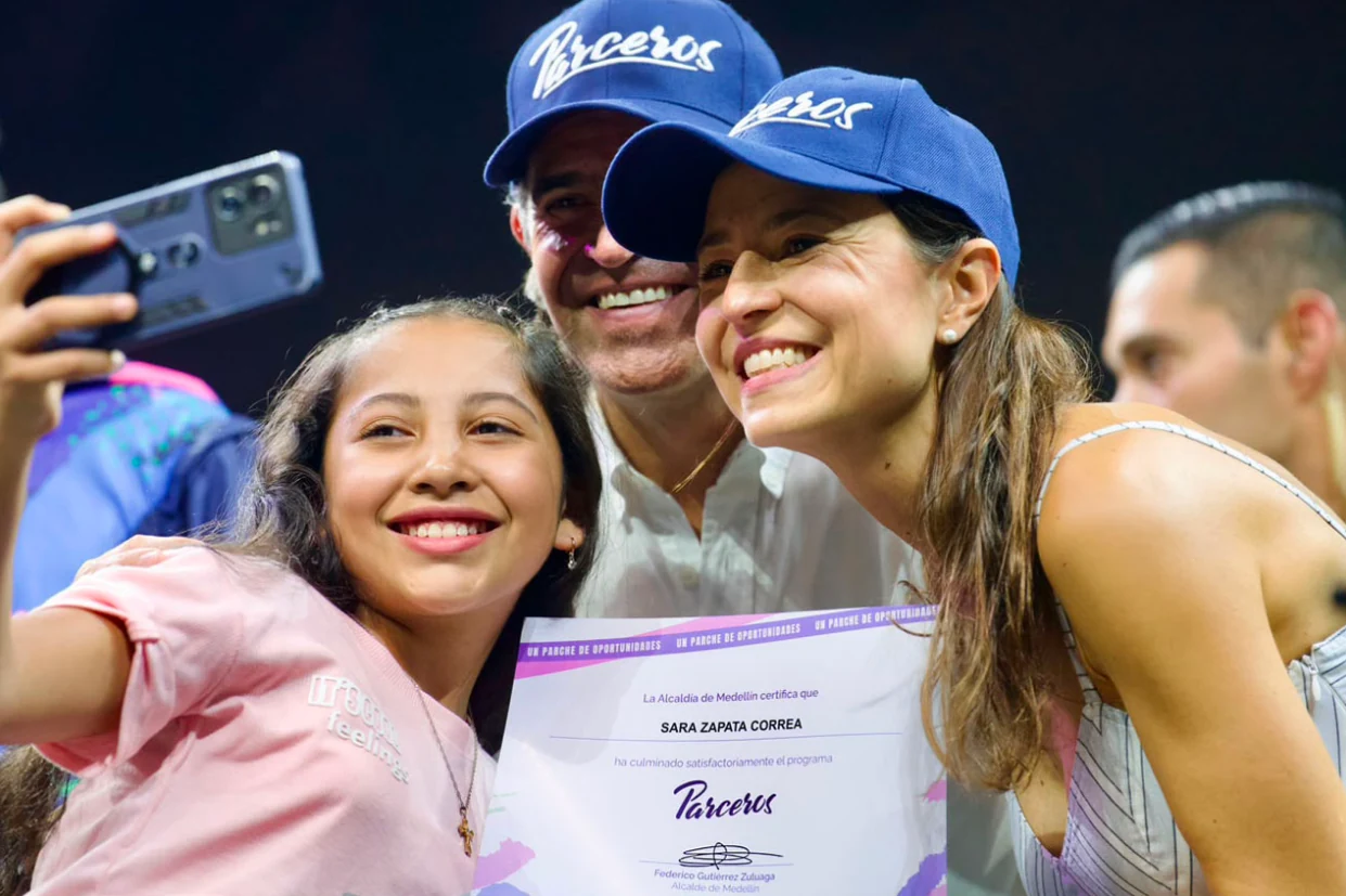“Parceros es un mundo de oportunidades, es decirle sí a la legalidad”: alcalde Federico Gutiérrez en la graduación de 2.804 jóvenes