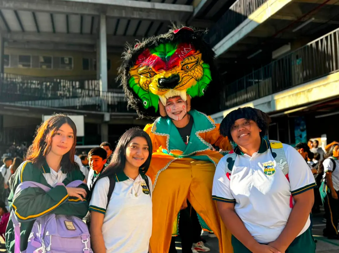 Más de 270.000 estudiantes regresan a las aulas para iniciar el segundo semestre académico en Medellín