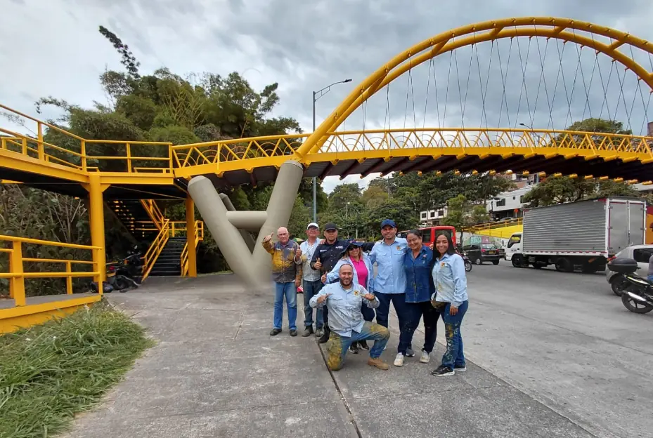 LAS MANOS DE LOS OBREROS SIGUEN EMBELLECIENDO PUENTES PEATONALES DE PEREIRA