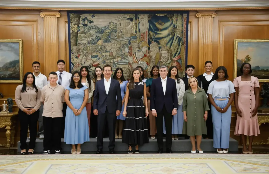 La reina Letizia destaca el valor de la educación con jóvenes becados de la FMBBVA