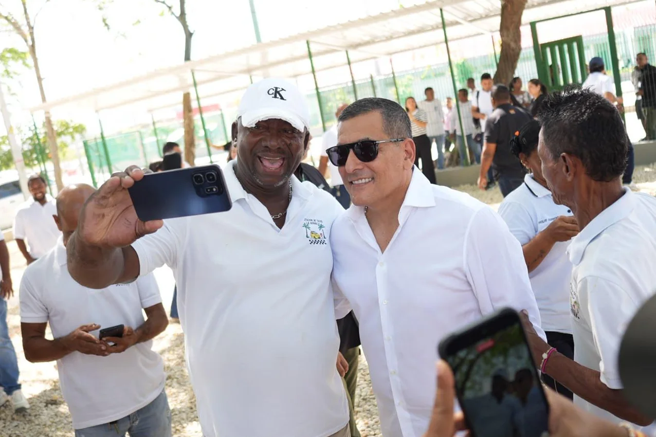 En Chambacú, alcalde Dumek Turbay entrega estación digna para taxistas que ofrecen servicio hacia La Boquilla