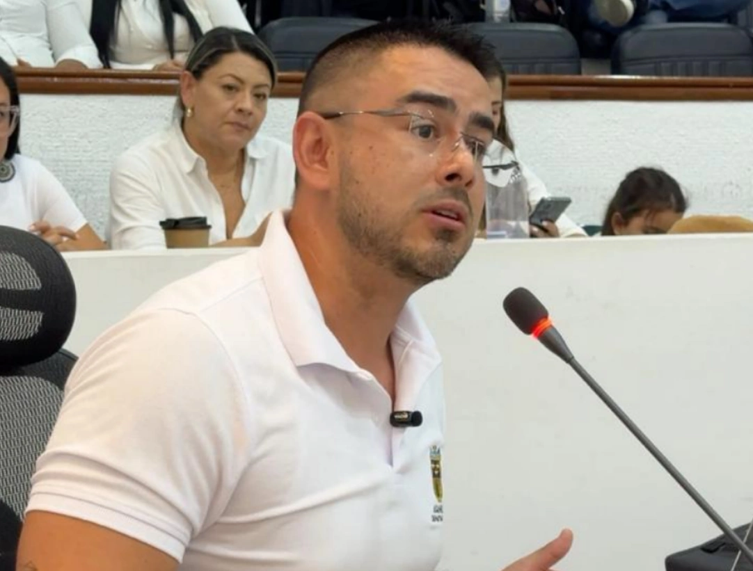 “Necesitamos cerrar las brechas entre la educación pública y privada del departamento”: diputado Carlos Andrés Gil