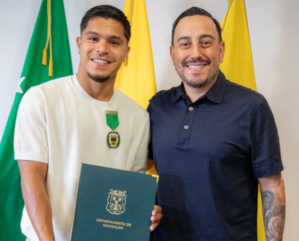 Gobernador de Risaralda condecoró al futbolista Juan Camilo ‘El Cucho’ Hernández con la Orden al Mérito Ciudadano