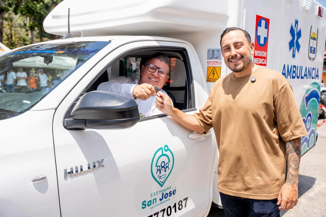 Juan Diego Patiño, fortalece la atención en salud de La Celia con la entrega de una nueva ambulancia