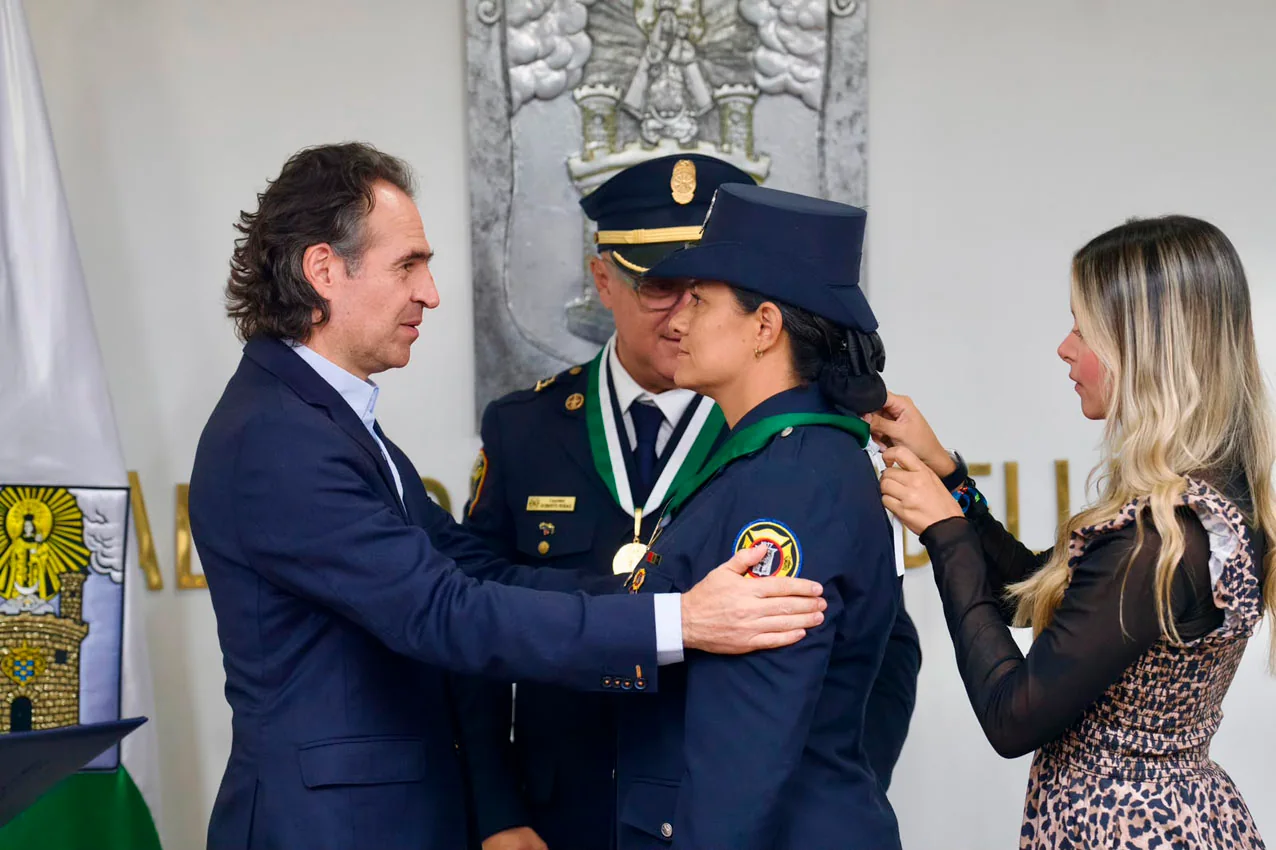 El alcalde Federico Gutiérrez condecoró al equipo de bomberos de Medellín que apoyó las labores humanitarias tras los dos terremotos en Venezuela