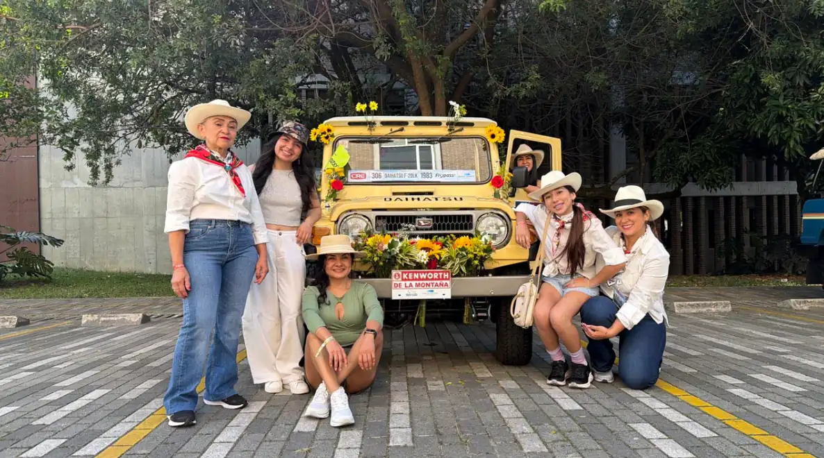 Mujeres al Volante en el Desfile de Autos Clásicos y Antiguos de la Feria de las Flores de Medellín