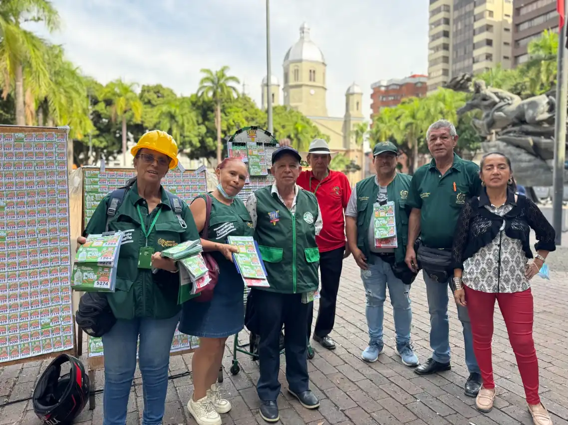 Entre los escombros renace la esperanza: Loteros regresan a la Plaza de Bolívar