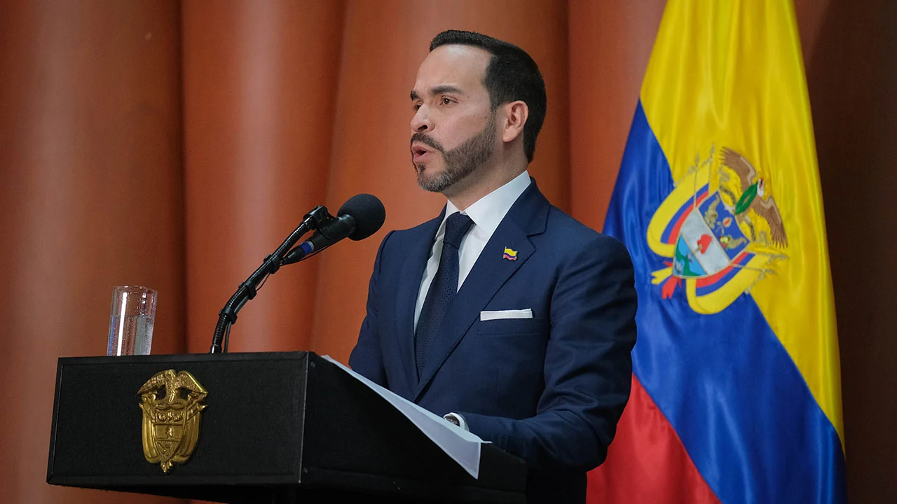 Pongo formalmente en sus manos el ‘Libro de la Verdad’; el país quiere saber qué pasó: Presidente Abelardo De La Espriella