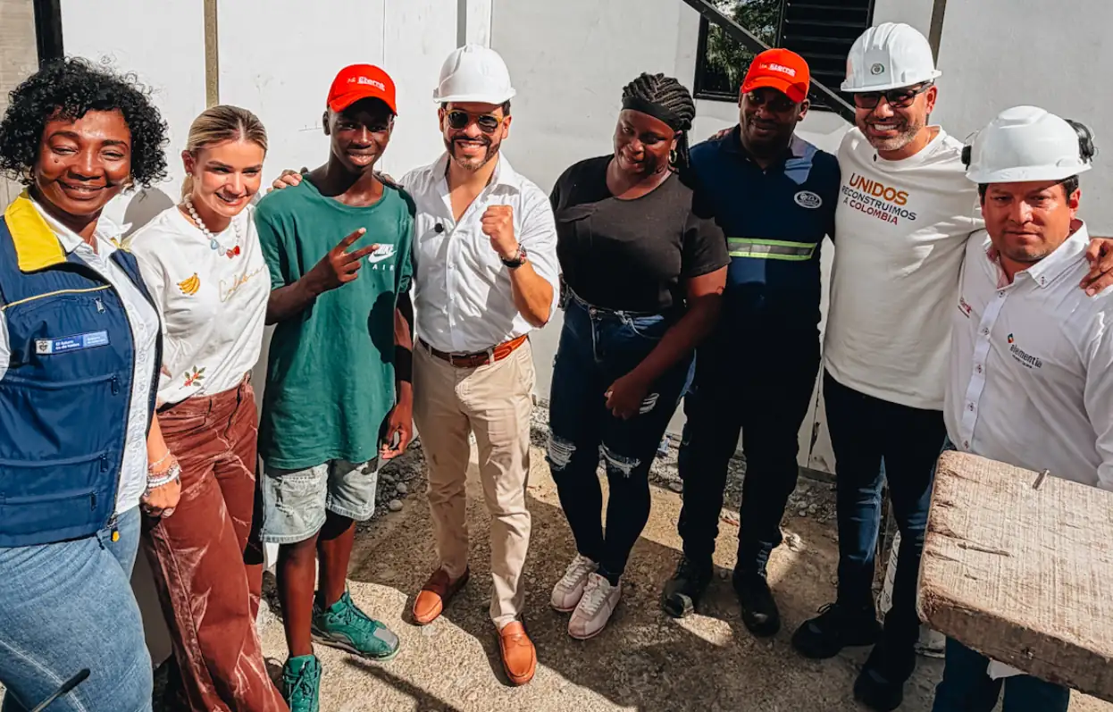 Presidente De La Espriella visita la construcción de la primera de 51 casas donadas por Eternit para familias afectadas por terremoto en Buenaventura