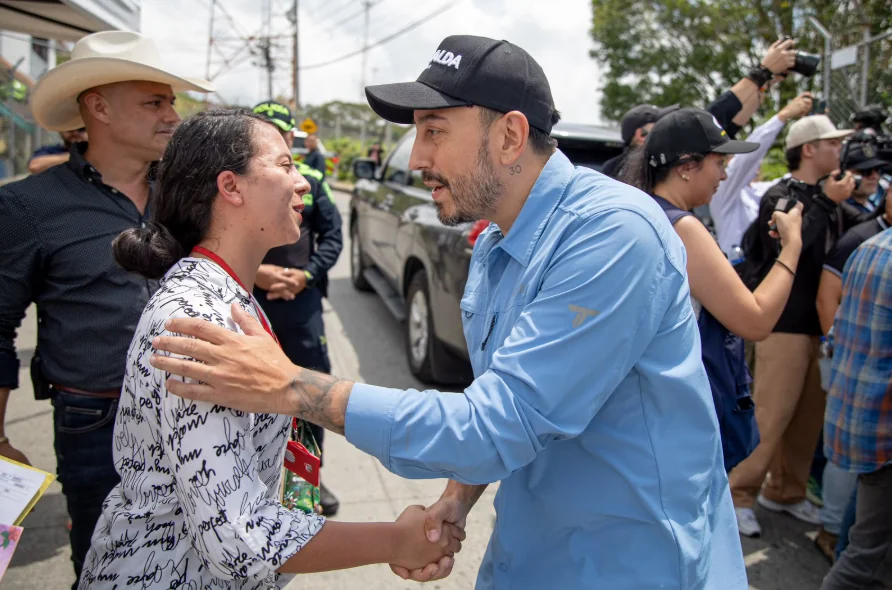 Juan Diego Patiño, un gobernador presente y comprometido con Risaralda: lleva ayudas a Santuario y respalda a los maleteros afectados del Aeropuerto Matecaña