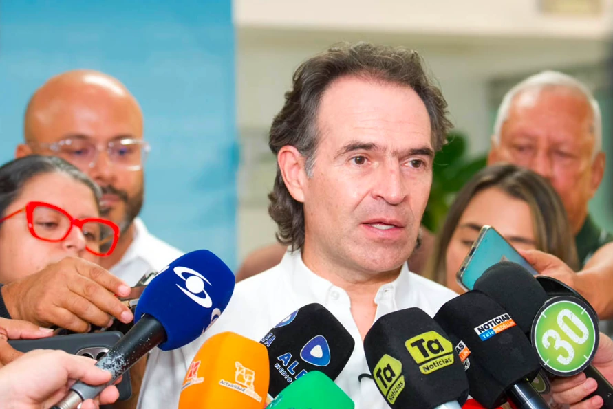 El alcalde Federico Gutiérrez entregó resoluciones de legalización de vivienda a otras 115 familias de Medellín: “Cada título que uno entrega es una historia de vida”