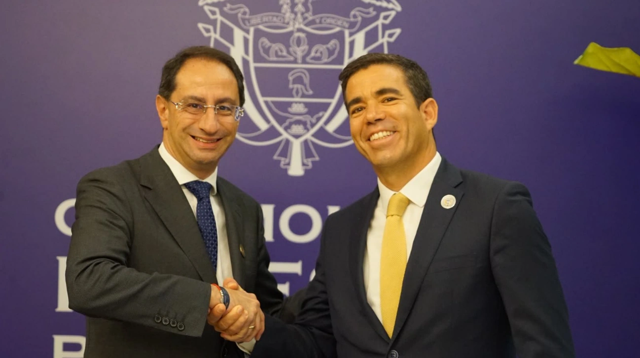 El vicepresidente electo de Colombia, José Manuel Restrepo, se reunió con el ministro de la Presidencia de Portugal, António Leitão Amaro, y la embajadora Catarina Arruda para fortalecer la cooperación entre ambos países