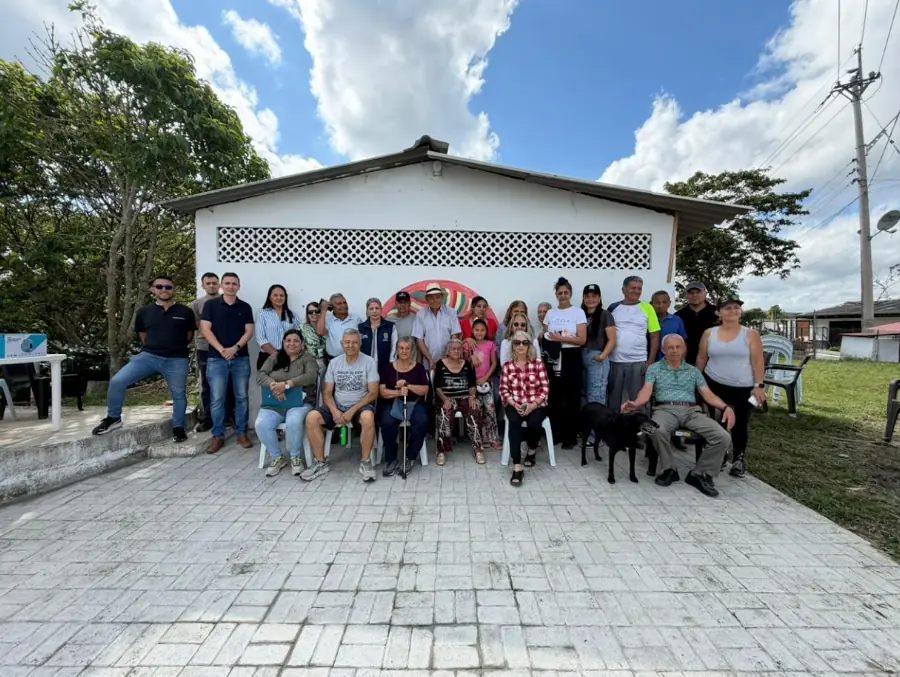 Gobernación de Risaralda y EDUR impulsan la movilidad rural con obras de placa huellas en Pérez Alto