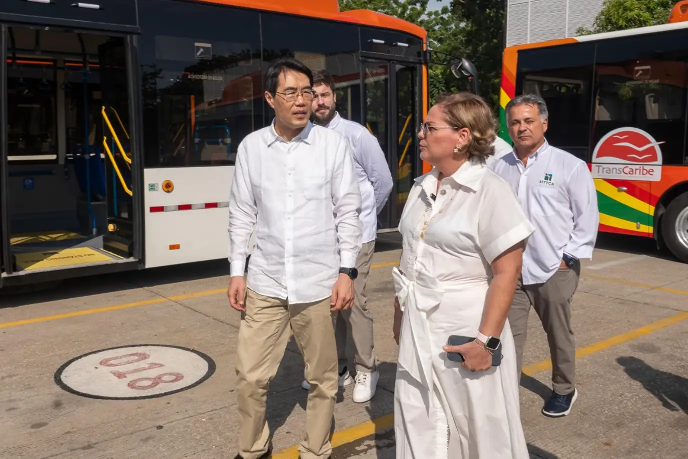Embajador de China en Colombia visita TransCaribe para conocer la nueva flota del sistema