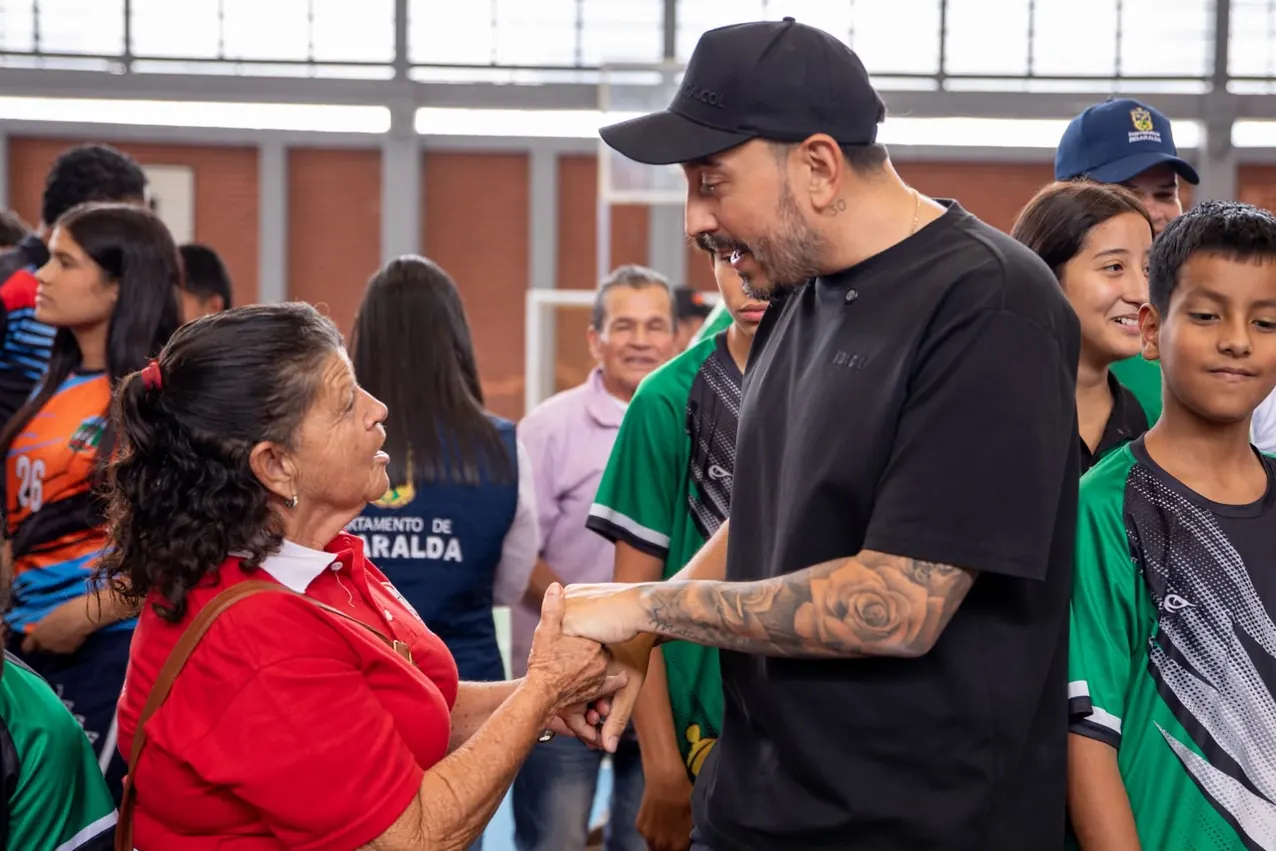 En medio de la reconstrucción, Juan Diego Patiño vuelve a los municipios y entrega en Apía un coliseo que ya disfrutan sus deportistas