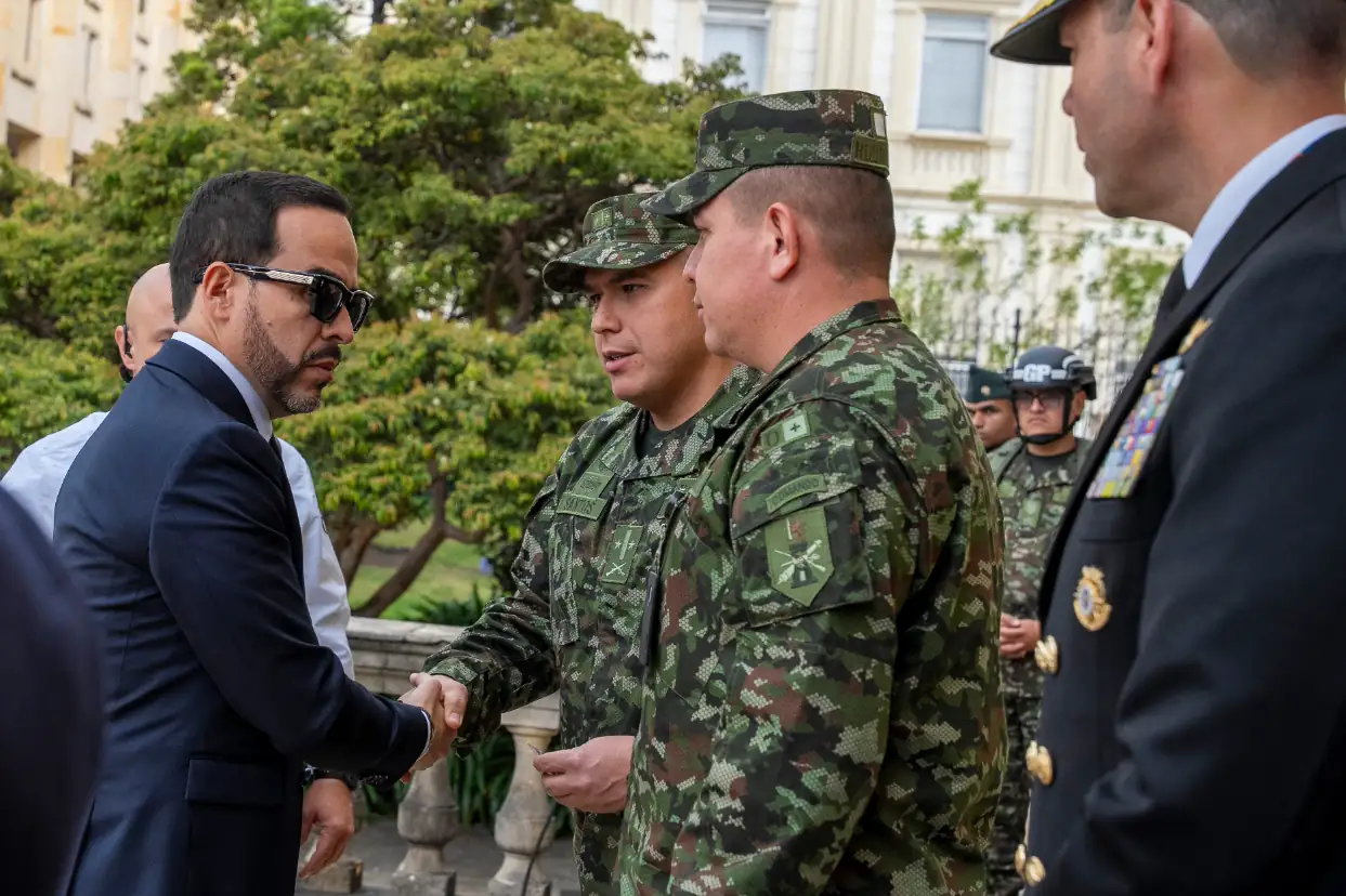 Por primera vez desde 2019, un presidente preside el Relevo de Guardia de la Casa de Nariño